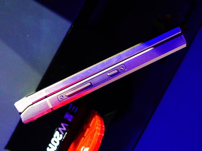 ="sk6niiskjb2c">samsung w2019采用了翻盖造型和内外双触控屏的设计
